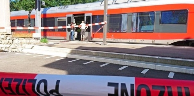 Attaque d`un train en Suisse : sept passagers brûlés et blessés au couteau
