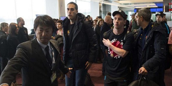 Crachats et insultes pour Lionel Messi à l`aéroport