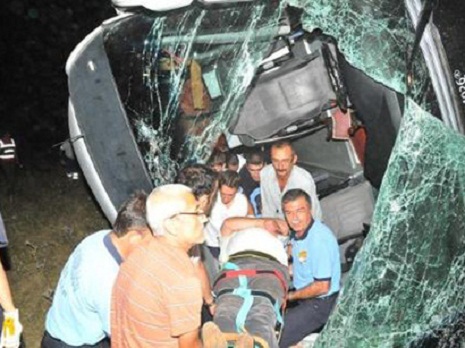 Türkiyədə avtobus qatarla toqquşdu, 9 ölü