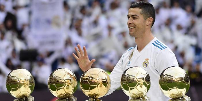 Ronaldo présente son cinquième Ballon d'Or au stade Bernabeu