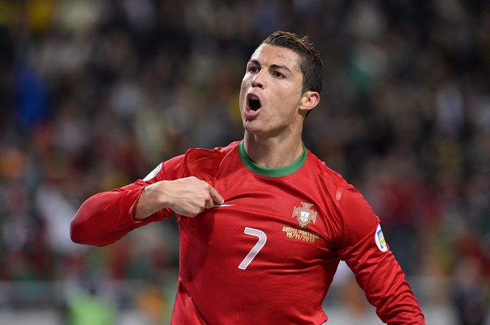 Ronaldo jurnalistin mikrofonunu əlindən alıb... - VİDEO