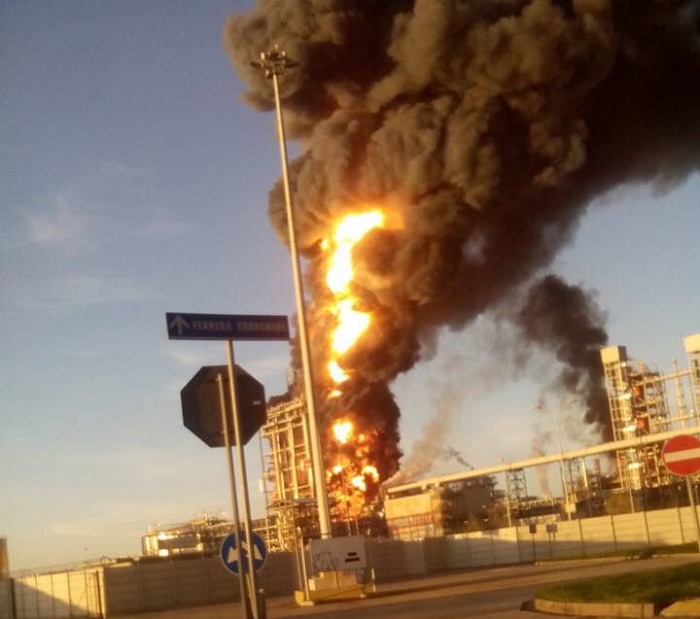 Massive explosion at Italian oil refinery caught on camera - VIDEO