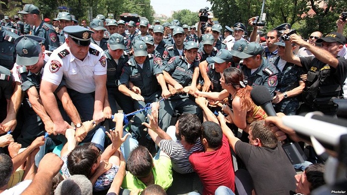 Police disperse protesters and unblock central Yerevan avenue - VIDEO