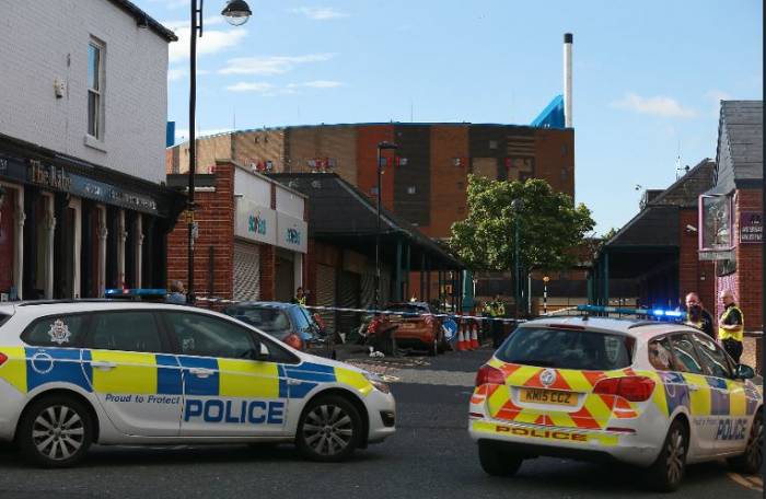 Un hombre con cuchillo toma rehenes en Reino Unido 