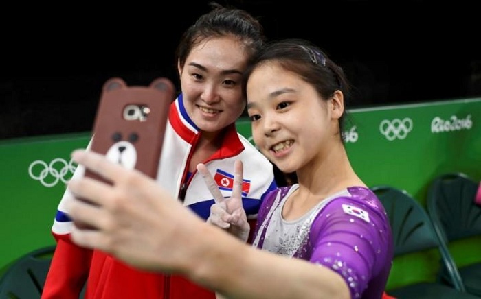 JO 2016 de Rio :  les gymnastes du Corée du Nord et du Sud posent pour selfie en moment d`unité réconfortante