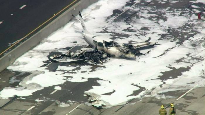 Un avion s’écrase sur une autoroute en Californie