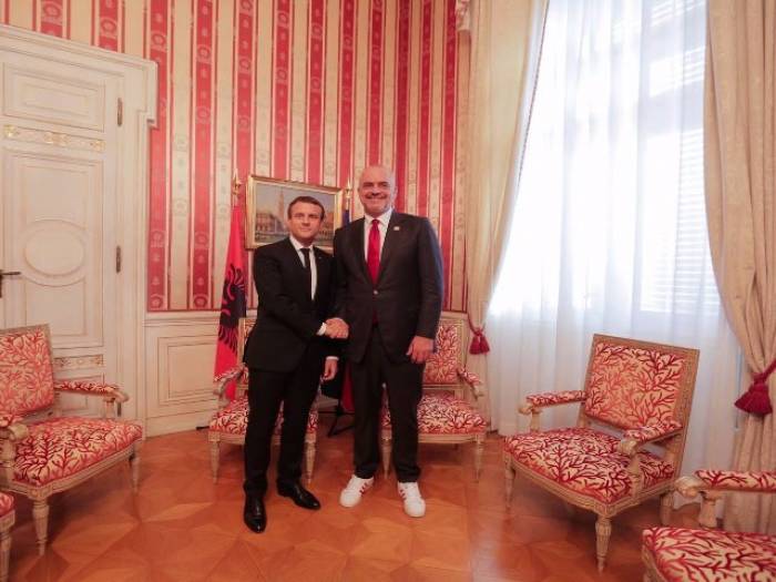 Le Premier ministre albanais en baskets privé de photo avec Mike Pence