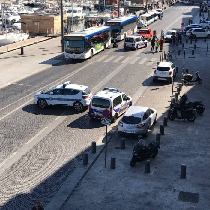 Un automóvil embiste contra una estación de buses en Marsella
