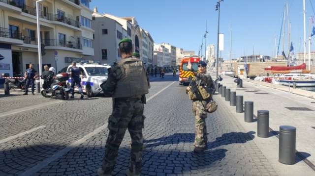Car rams into two bus shelters in France, Marseille: 1 dead | UPDATED