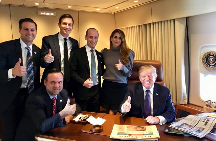 Ce que la photo postée par Donald Trump un an après sa victoire dit de lui