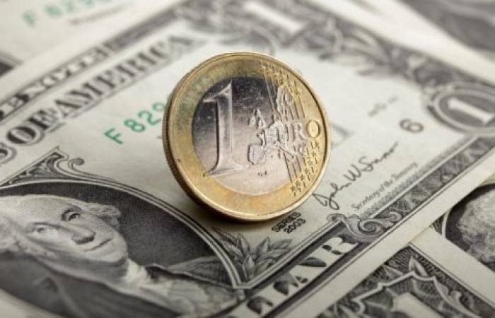 L'euro repart en baisse face au dollar après un sommet en six mois