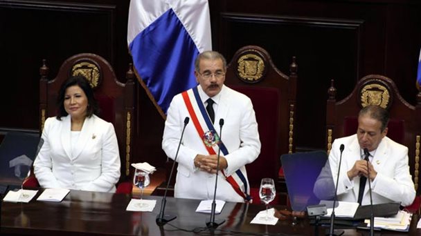 Medina promete 400.000 empleos y sacar a 830.000 personas de la pobreza.