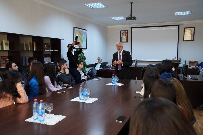 En la Universidad de Lenguas de Azerbaiyán se celebra el Día de Muertos-Fotos