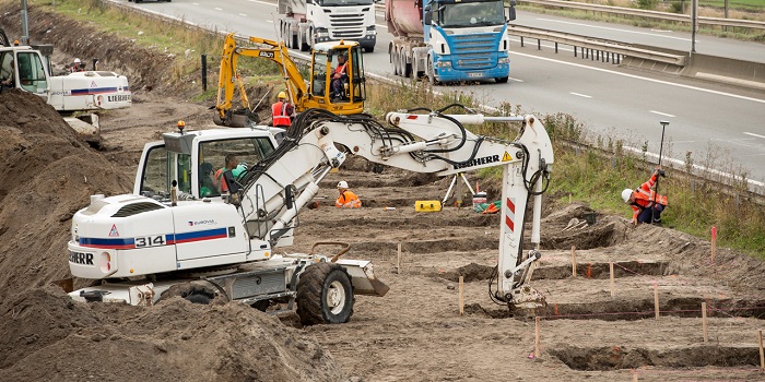 Début de la construction à Calais d`un mur contre les intrusions de migrants