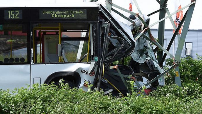 Bus kracht in Strommast