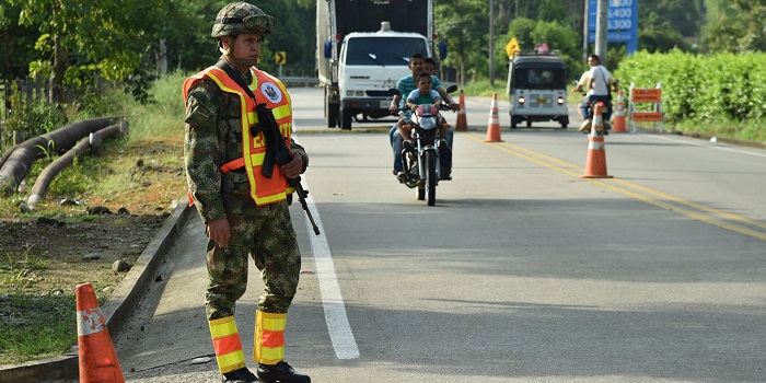 Des Vénézuéliennes forcent la frontière colombienne