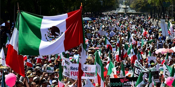 Des milliers de Mexicains dans les rues contre Donald Trump