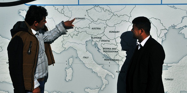 Des milliers de migrants bloqués en Grèce, Athènes proteste
