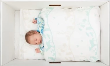 Faire dormir son bébé dans un carton pourrait sauver des vies