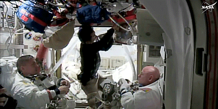 Deux astronautes sortent plus de 7 heures dans l`espace pour réparer l`ISS