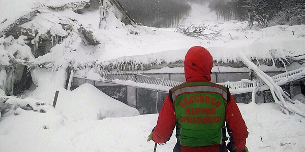 Deux corps retrouvés dans les décombres de l’hôtel touché par une avalanche en Italie