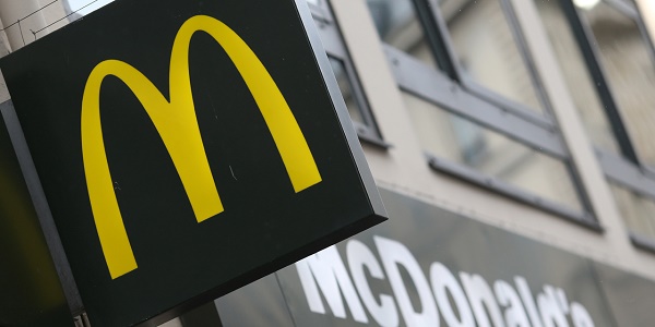 Quand l`Internationale retentit au McDo de Disney Village