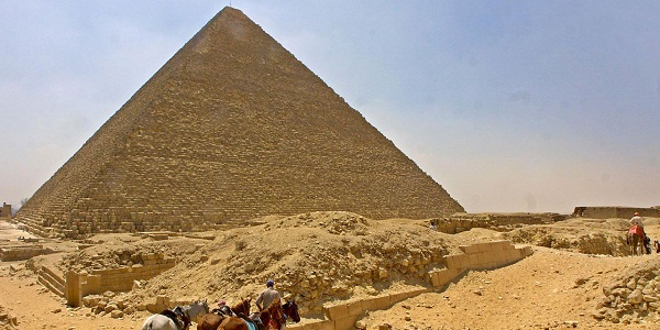 Les restes d`un bateau antique découverts près des pyramides