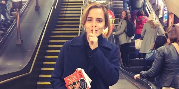 Emma Watson dépose des livres féministes dans le métro de Londres