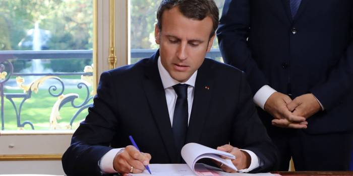 Emmanuel Macron a signé la loi antiterroriste à l'Elysée