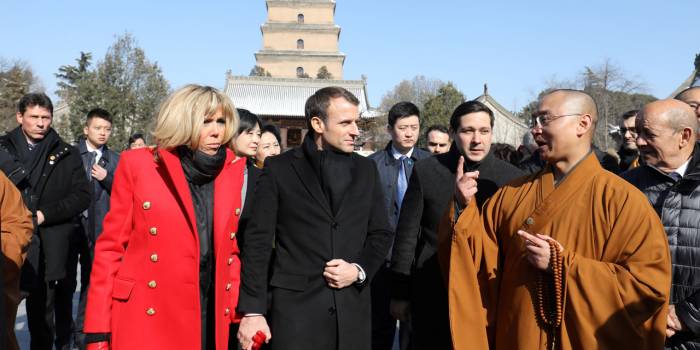 Emmanuel Macron atterrit à Xian, première étape de sa visite en Chine