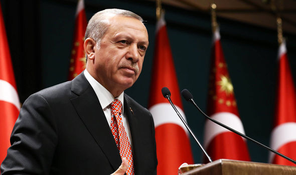 Erdogan juge "inepte" l`idée d`Hillary Clinton d`armer les milices kurdes