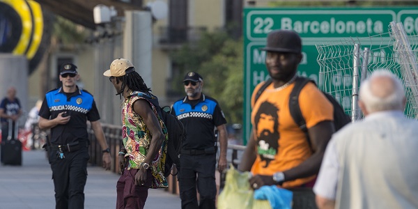 Espagne : des dizaines de migrants s`enfuient après une mutinerie dans un centre