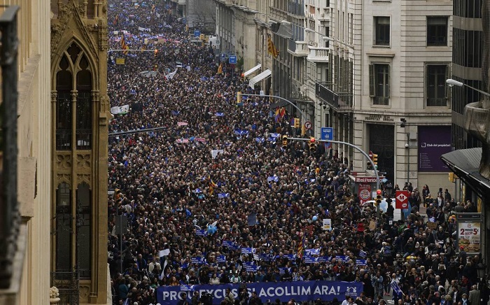 160.000 manifestants à Barcelone pour l`accueil des réfugiés en Espagne