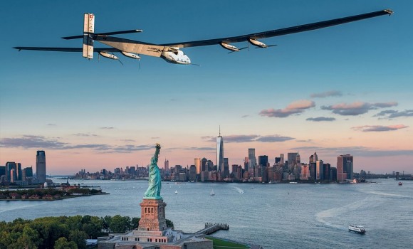 L`avion solaire Solar Impulse 2 survole la Statue de la Liberté à New York
