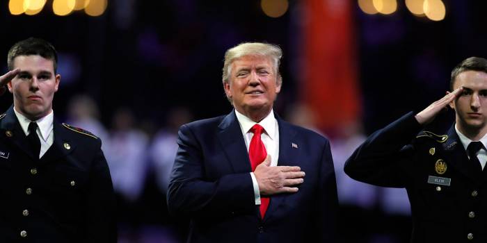Trump hué en marge d'un match de football américain à Atlanta - VIDEO