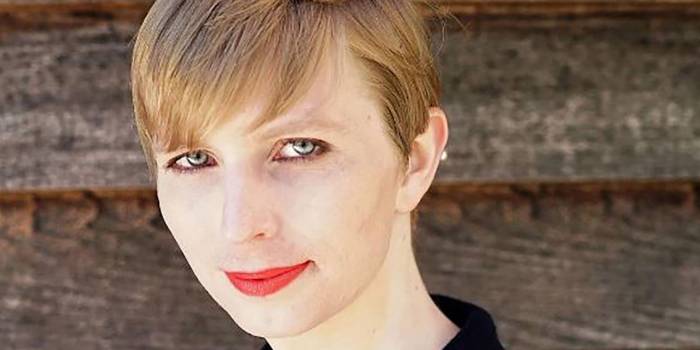 États-Unis: cheveux blonds et rouge aux lèvres, Chelsea Manning sort de l'ombre