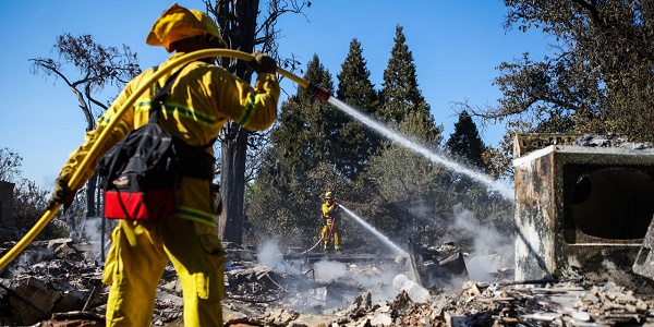 États-Unis : des incendies en Californie forcent 82.600 personnes à évacuer