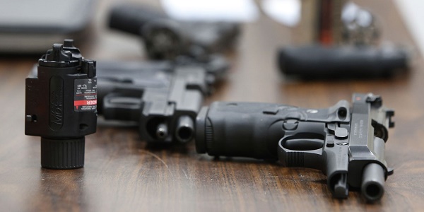 États-Unis: un enfant trouve un pistolet sous le siège, tue sa mère au volant