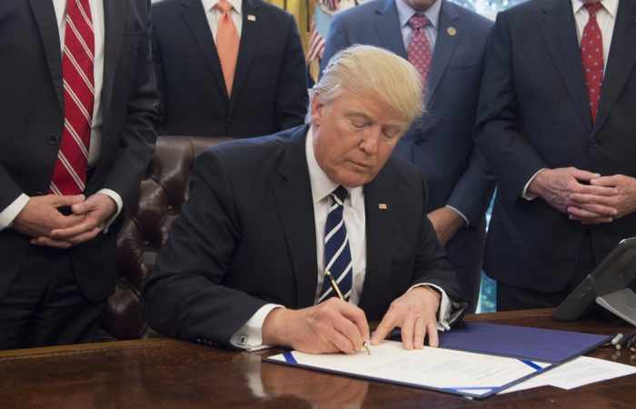 États-Unis : un juge fédéral de Hawaï reconduit le blocage du décret anti-immigratoire de Trump