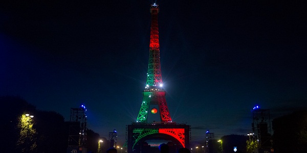 Euro 2016 : la Tour Eiffel s`illumine aux couleurs du Portugal