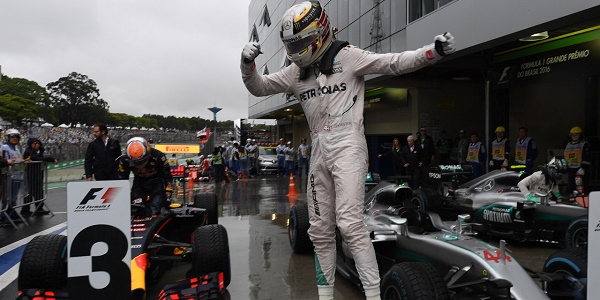 F1 : Hamilton gagne au Brésil et revient à 12 points de Rosberg