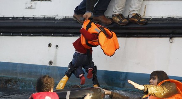 Grèce: deux migrantes affirment avoir été séparées de leurs enfants en mer