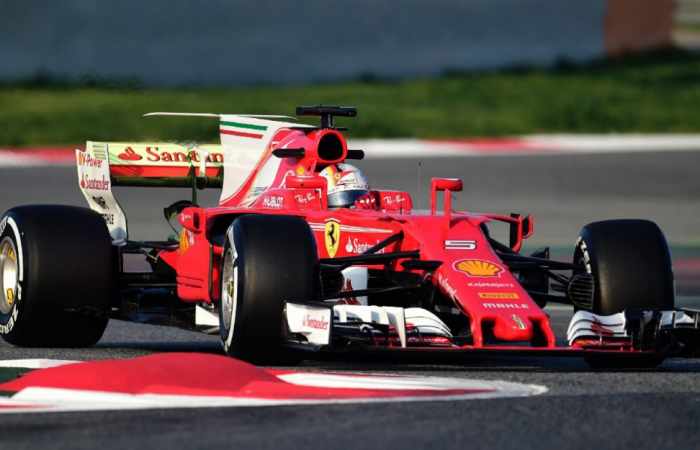 F1: Hamilton voit Ferrari favorite, Vettel lui renvoie la politesse