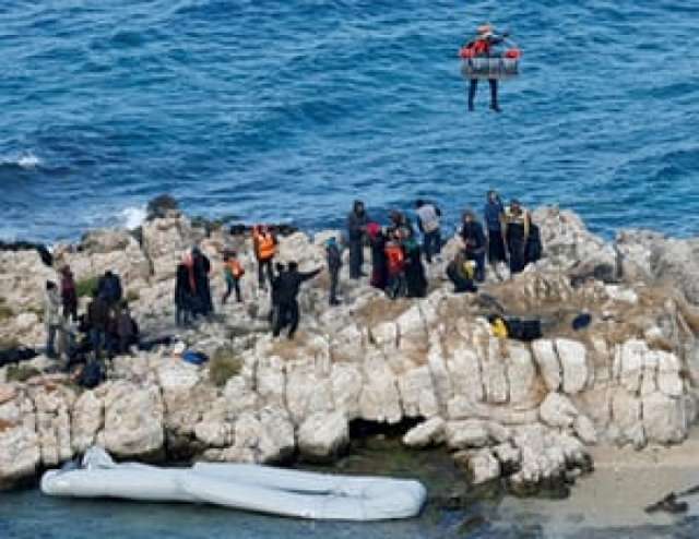 Stranded migrants rescued from rocks off Turkey in dramatic operation