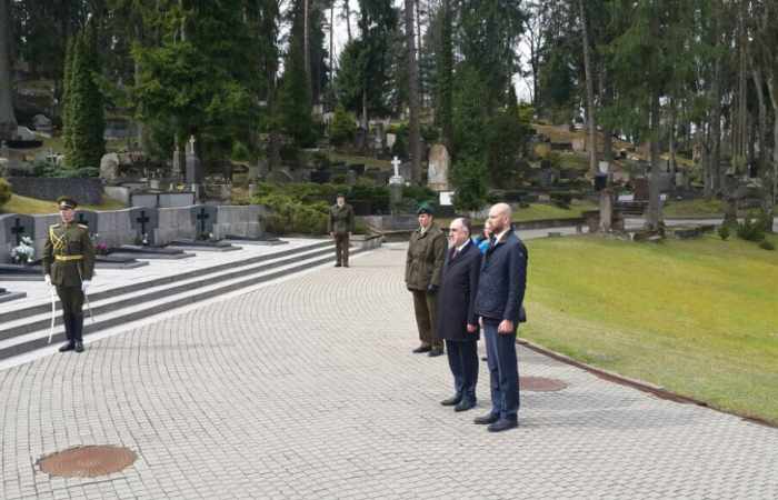 Azerbaijani FM visits Antakalnis Cemetery in Vilnius
