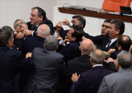 Parlamentdə dava: deputatın burnu sındı - FOTOLAR