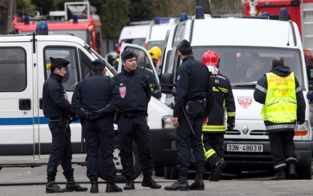 Three people held hostage at post office near Paris 