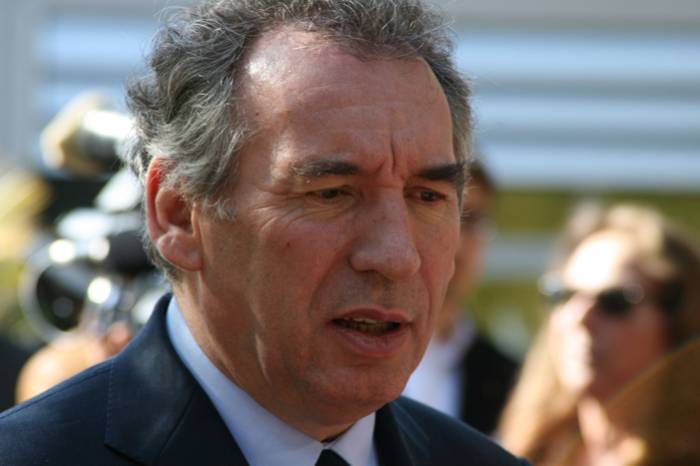 La fameuse gifle de Bayrou refait surface - VIDEO