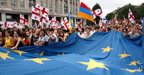Ermənilər Avropa İttifaqının bayrağını cırdı
