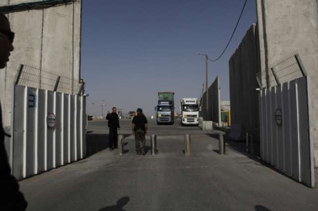Israel closes Gaza border crossings in response to Palestinian rocket strikes